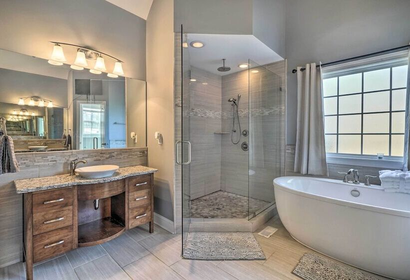 High Point Home ~ 1 Mi To Oak Hollow Lake!