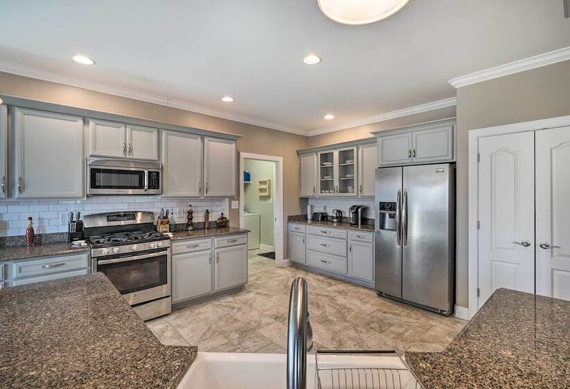 High Point Home ~ 1 Mi To Oak Hollow Lake!