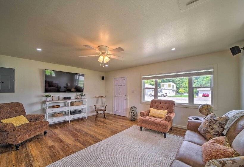 Walk To Lake: Historic Disney Home