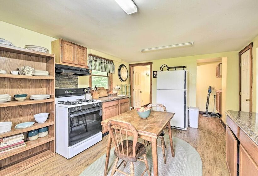 Historic Vermont Ski House W/ Mountain Views!