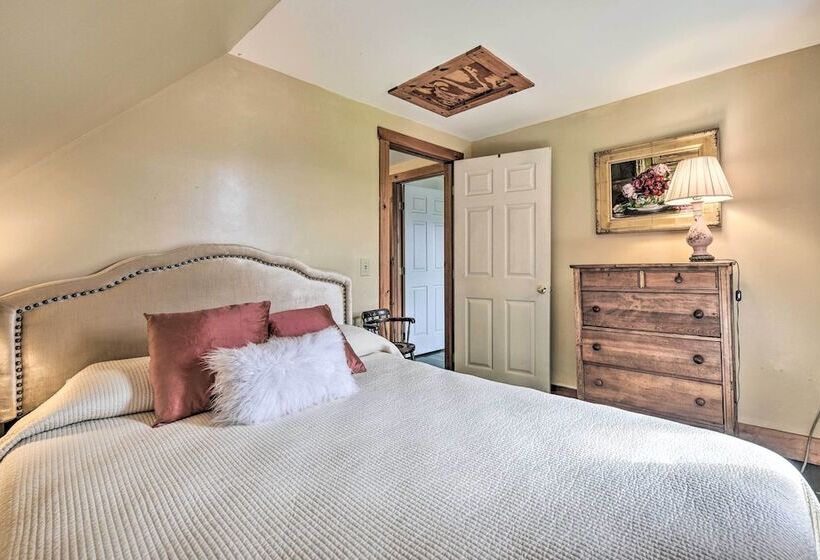 Historic Vermont Ski House W/ Mountain Views!