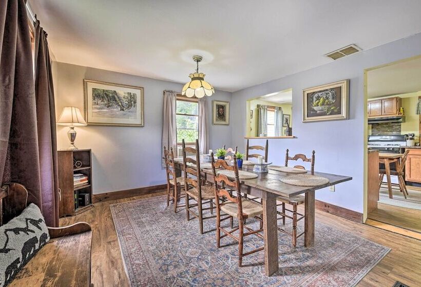 Historic Vermont Ski House W/ Mountain Views!