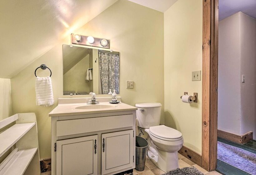 Historic Vermont Ski House W/ Mountain Views!