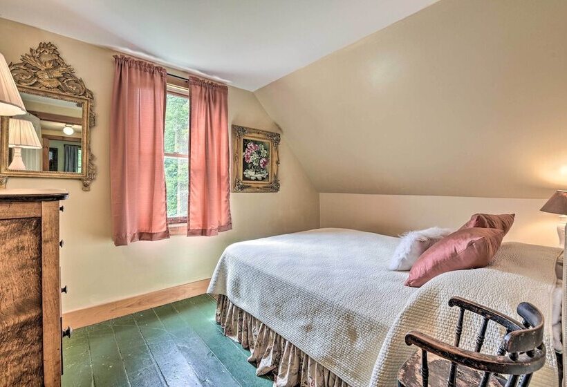 Historic Vermont Ski House W/ Mountain Views!