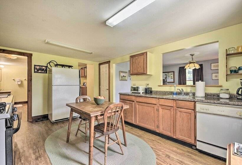 Historic Vermont Ski House W/ Mountain Views!