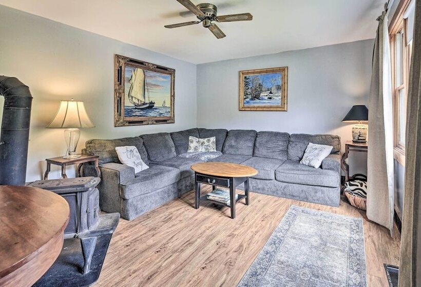 Historic Vermont Ski House W/ Mountain Views!