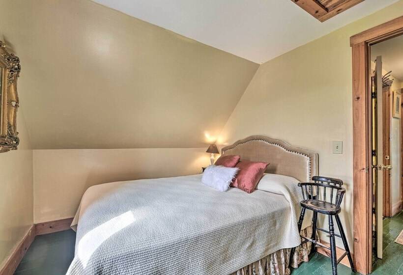 Historic Vermont Ski House W/ Mountain Views!