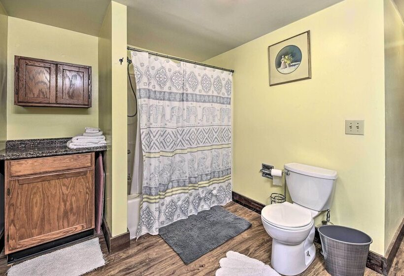 Historic Vermont Ski House W/ Mountain Views!