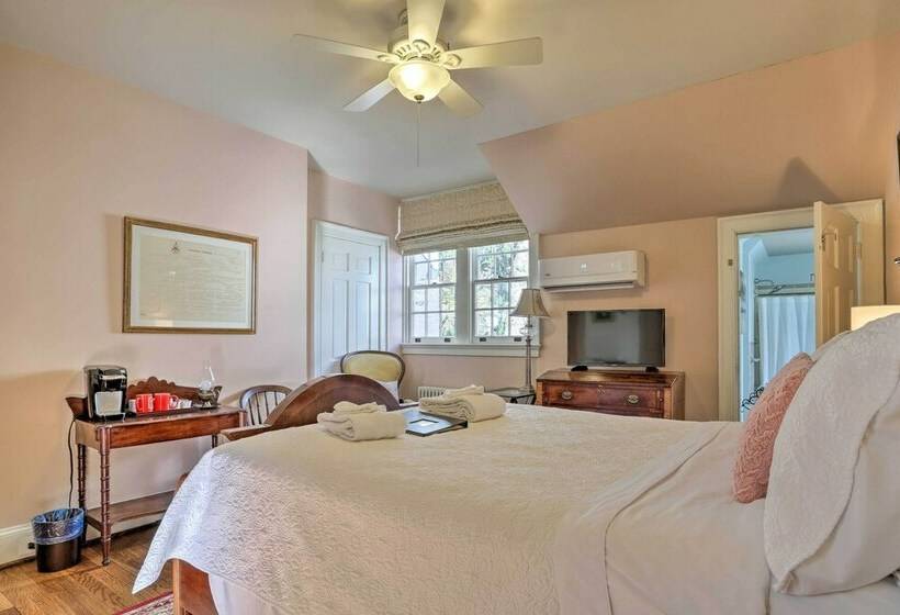 Historic Warrenton Home W/ Patio & Hot Tub!