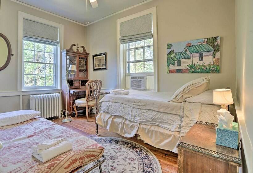 Historic Warrenton Home W/ Patio & Hot Tub!