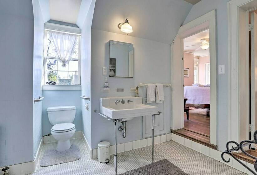 Historic Warrenton Home W/ Patio & Hot Tub!