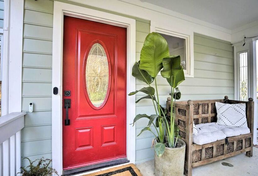 Home With Outdoor Oasis In Downtown Raleigh!
