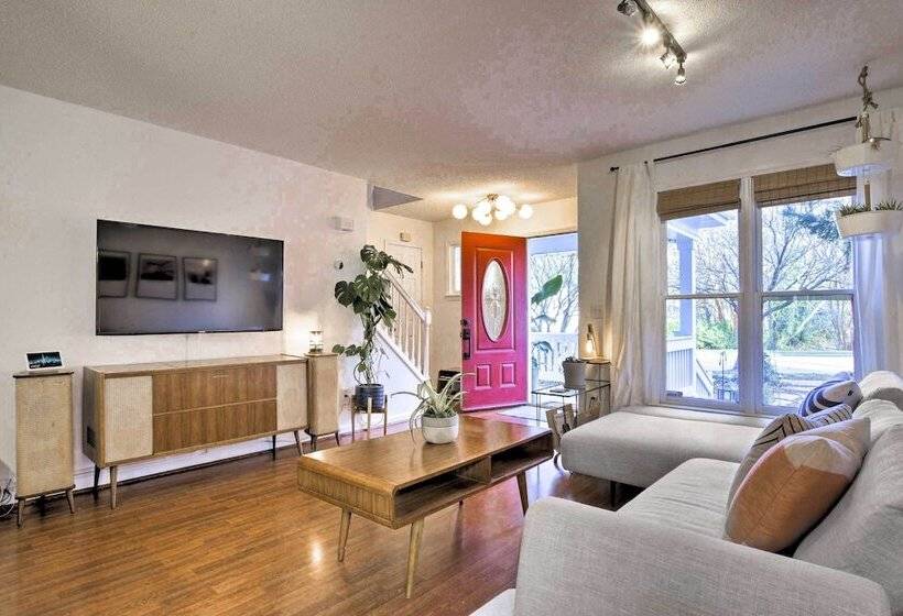 Home With Outdoor Oasis In Downtown Raleigh!