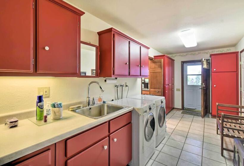 Hoodsport Home On 7 Wooded Acres W/ Hot Tub!