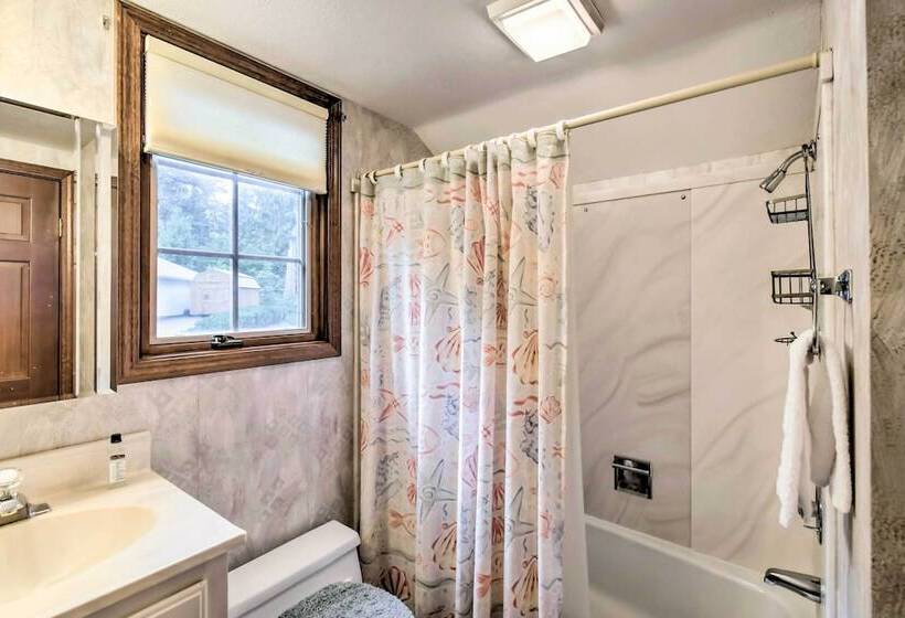 Hoodsport Home On 7 Wooded Acres W/ Hot Tub!