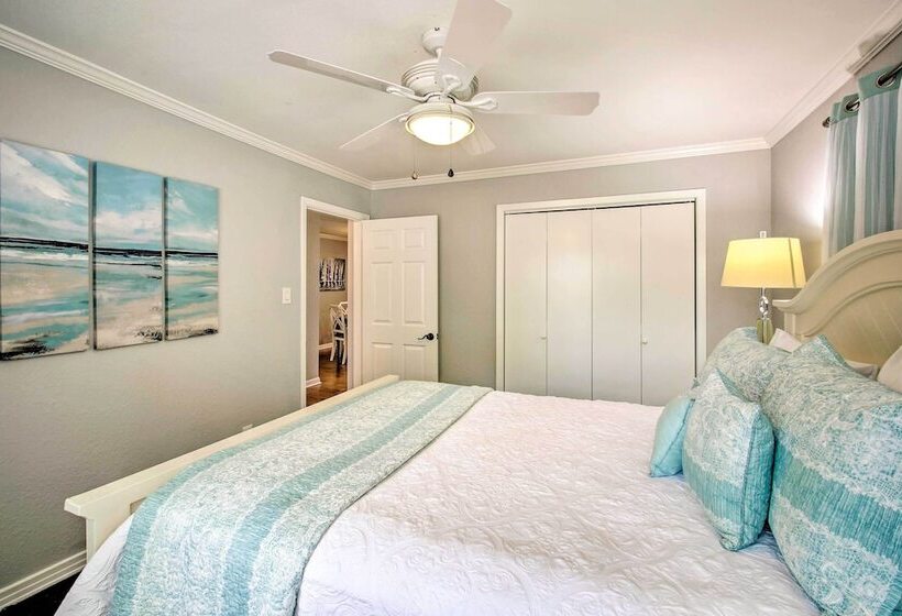 Kayaks & Dock: Lakefront Hot Springs Hideaway