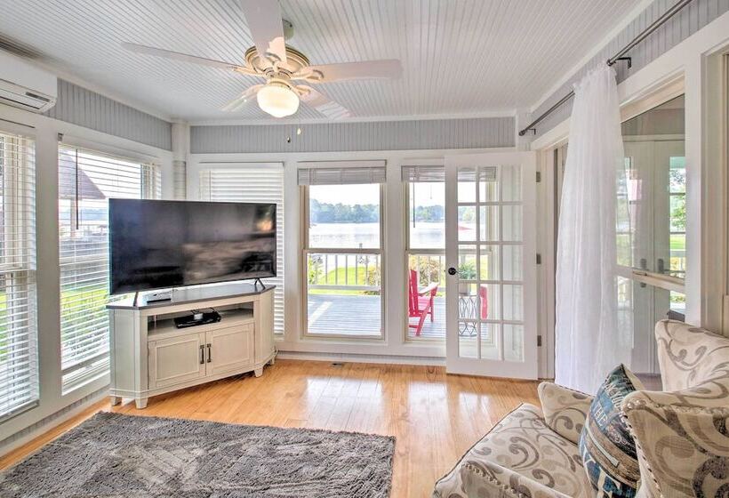 Kayaks & Dock: Lakefront Hot Springs Hideaway