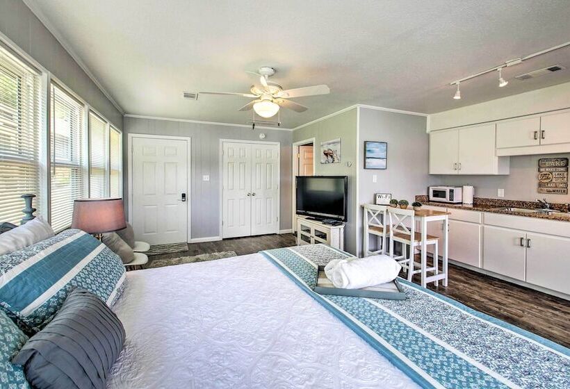 Kayaks & Dock: Lakefront Hot Springs Hideaway