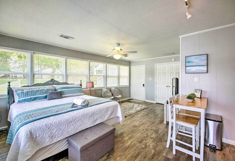 Kayaks & Dock: Lakefront Hot Springs Hideaway