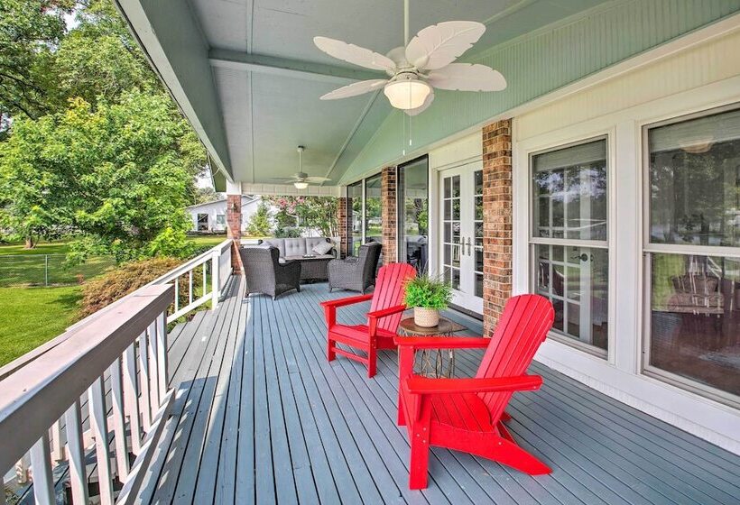 Kayaks & Dock: Lakefront Hot Springs Hideaway