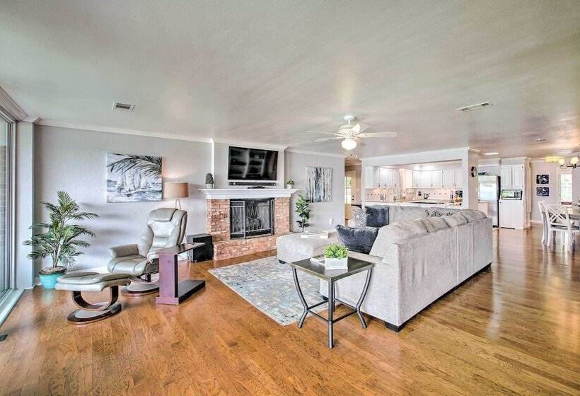 Kayaks & Dock: Lakefront Hot Springs Hideaway