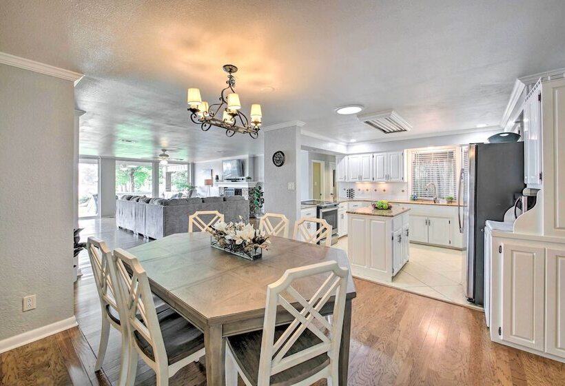 Kayaks & Dock: Lakefront Hot Springs Hideaway