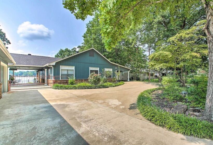 Kayaks & Dock: Lakefront Hot Springs Hideaway