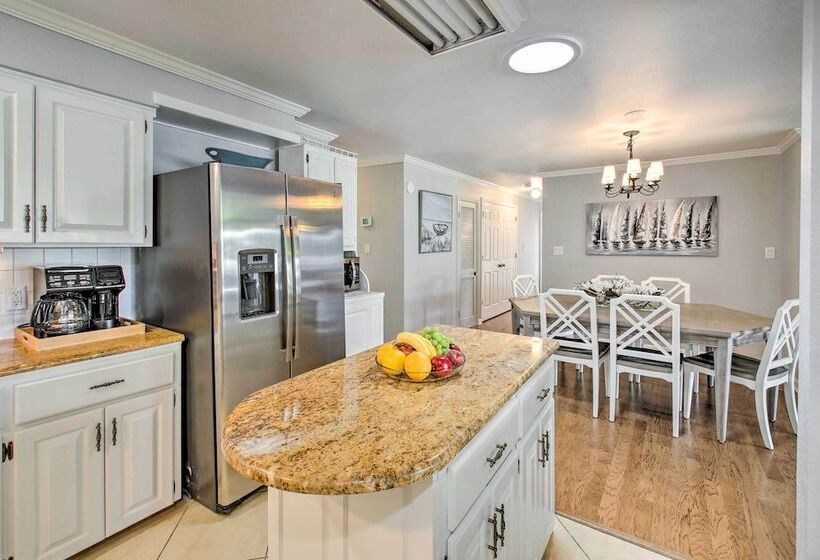 Kayaks & Dock: Lakefront Hot Springs Hideaway