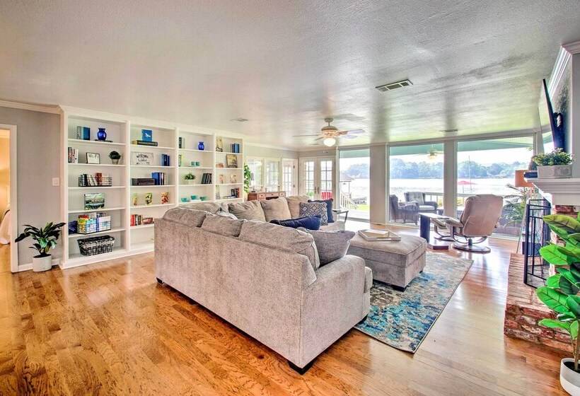 Kayaks & Dock: Lakefront Hot Springs Hideaway