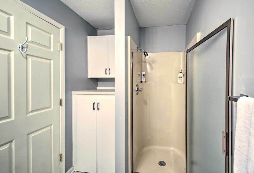 Kayaks & Dock: Lakefront Hot Springs Hideaway