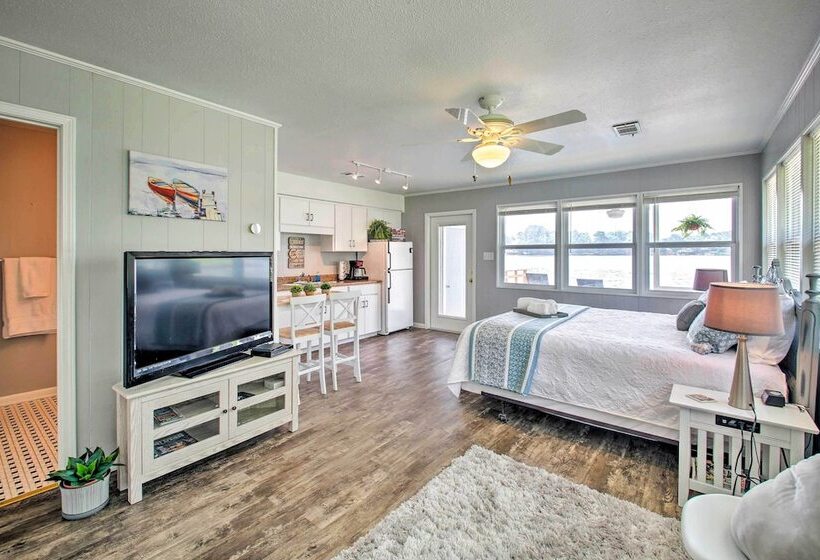 Kayaks & Dock: Lakefront Hot Springs Hideaway