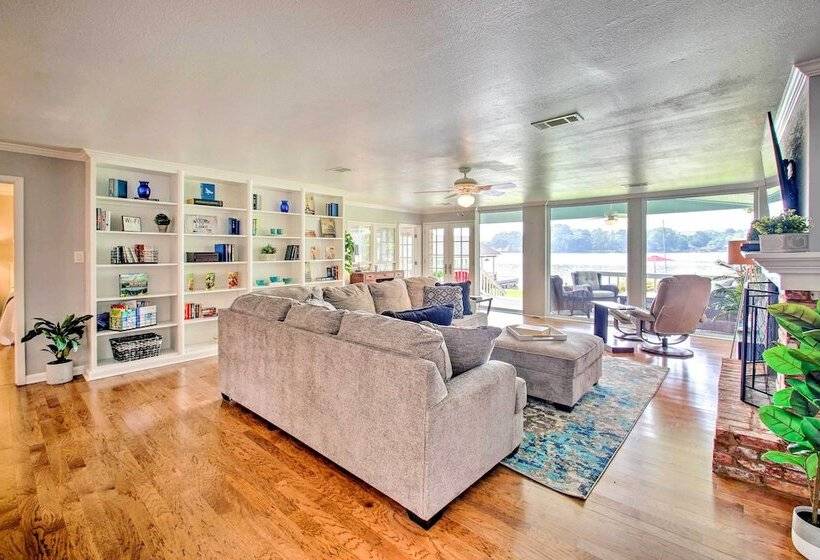 Kayaks & Dock: Lakefront Hot Springs Hideaway