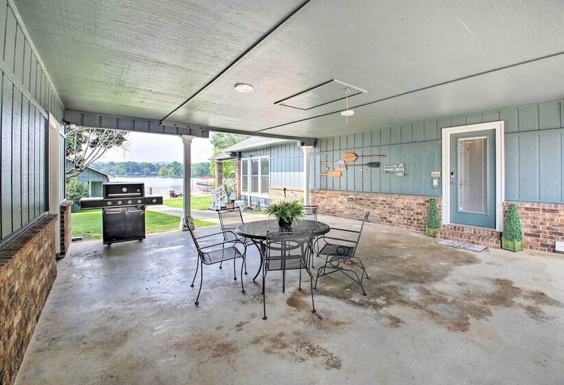 Kayaks & Dock: Lakefront Hot Springs Hideaway