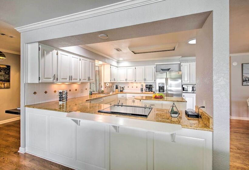 Kayaks & Dock: Lakefront Hot Springs Hideaway