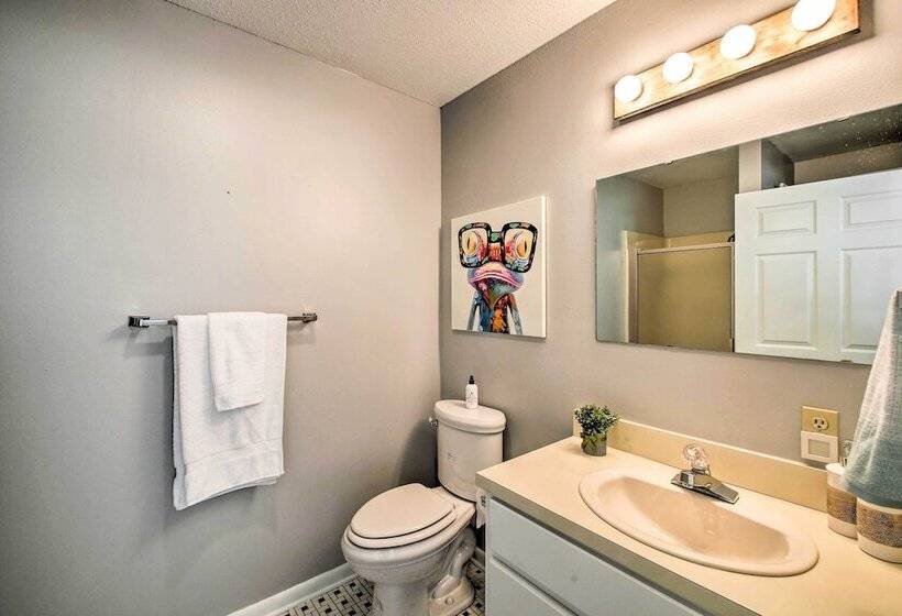 Kayaks & Dock: Lakefront Hot Springs Hideaway