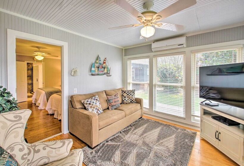 Kayaks & Dock: Lakefront Hot Springs Hideaway