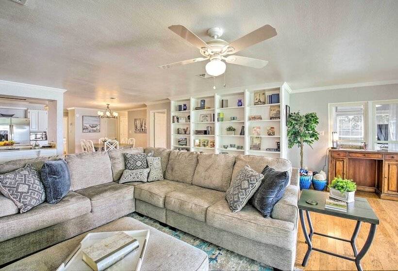 Kayaks & Dock: Lakefront Hot Springs Hideaway