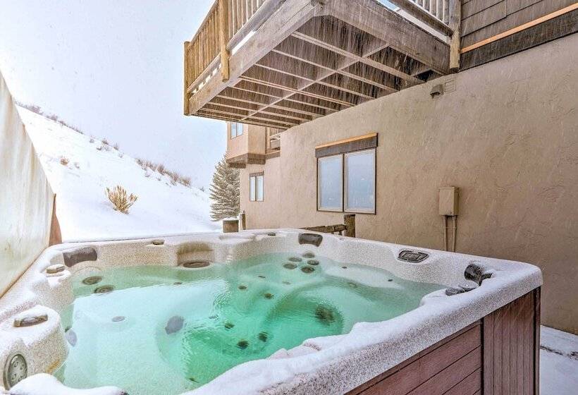 House W/ Hot Tub & Ac   Shuttle To Skiing!