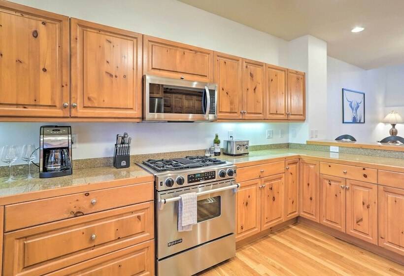 House W/ Hot Tub & Ac   Shuttle To Skiing!