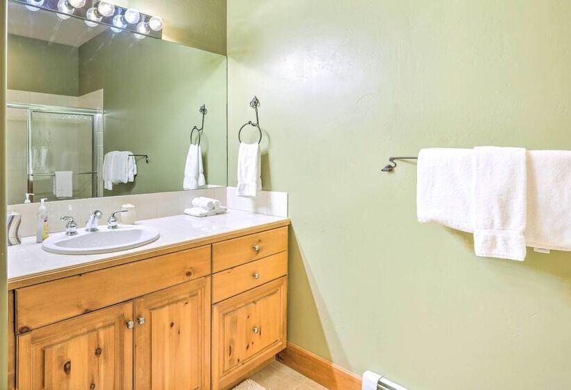 House W/ Hot Tub & Ac   Shuttle To Skiing!