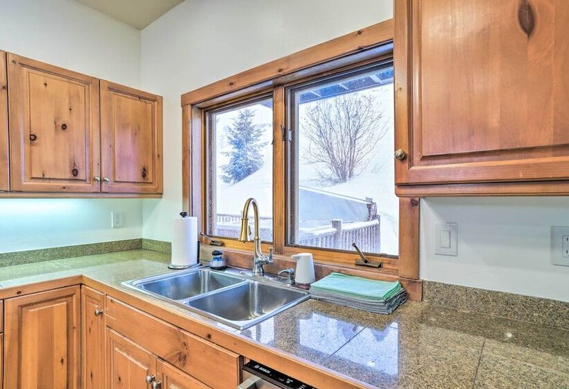 House W/ Hot Tub & Ac   Shuttle To Skiing!