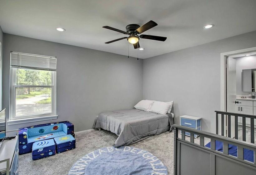 Houston Retreat W/ Game Room & Private Pool!