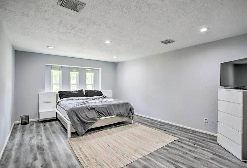 Houston Retreat W/ Game Room & Private Pool!