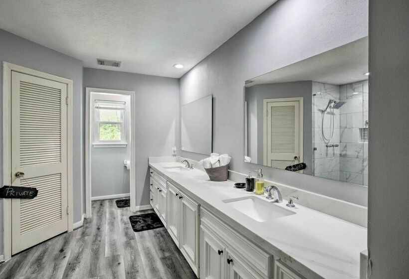 Houston Retreat W/ Game Room & Private Pool!