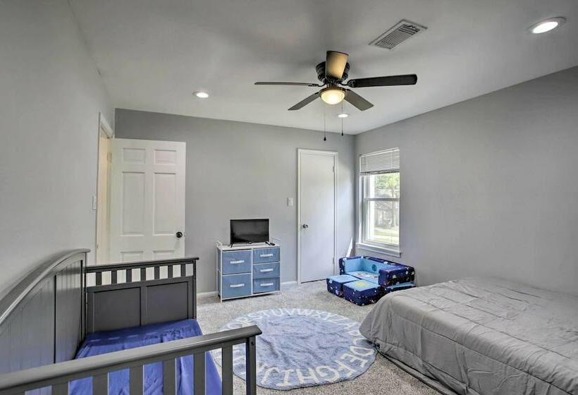 Houston Retreat W/ Game Room & Private Pool!