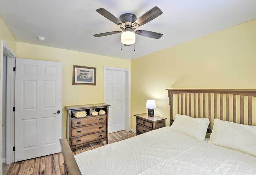 Idyllic Washington Retreat W/ Fire Pit & Yard