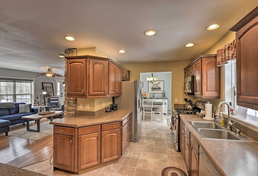 Idyllic Washington Retreat W/ Fire Pit & Yard