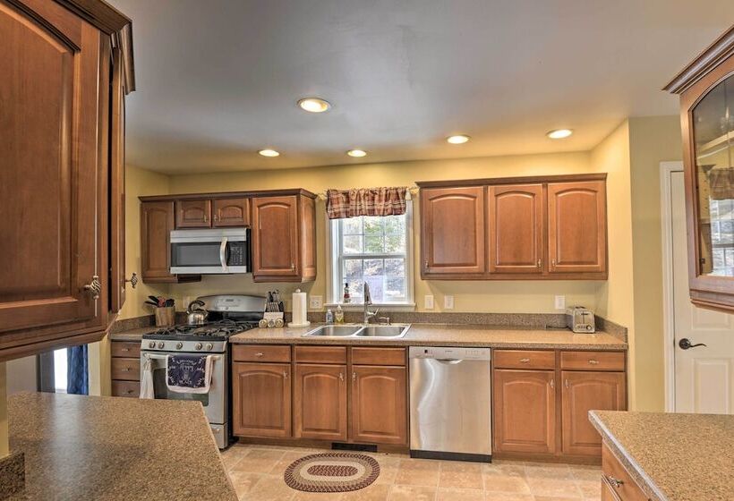 Idyllic Washington Retreat W/ Fire Pit & Yard