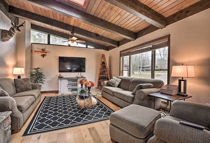 Indian Lake Retreat W/ Wet Bar & Covered Deck