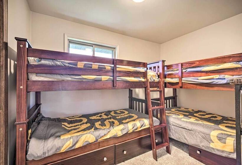 Indian Lake Retreat W/ Wet Bar & Covered Deck